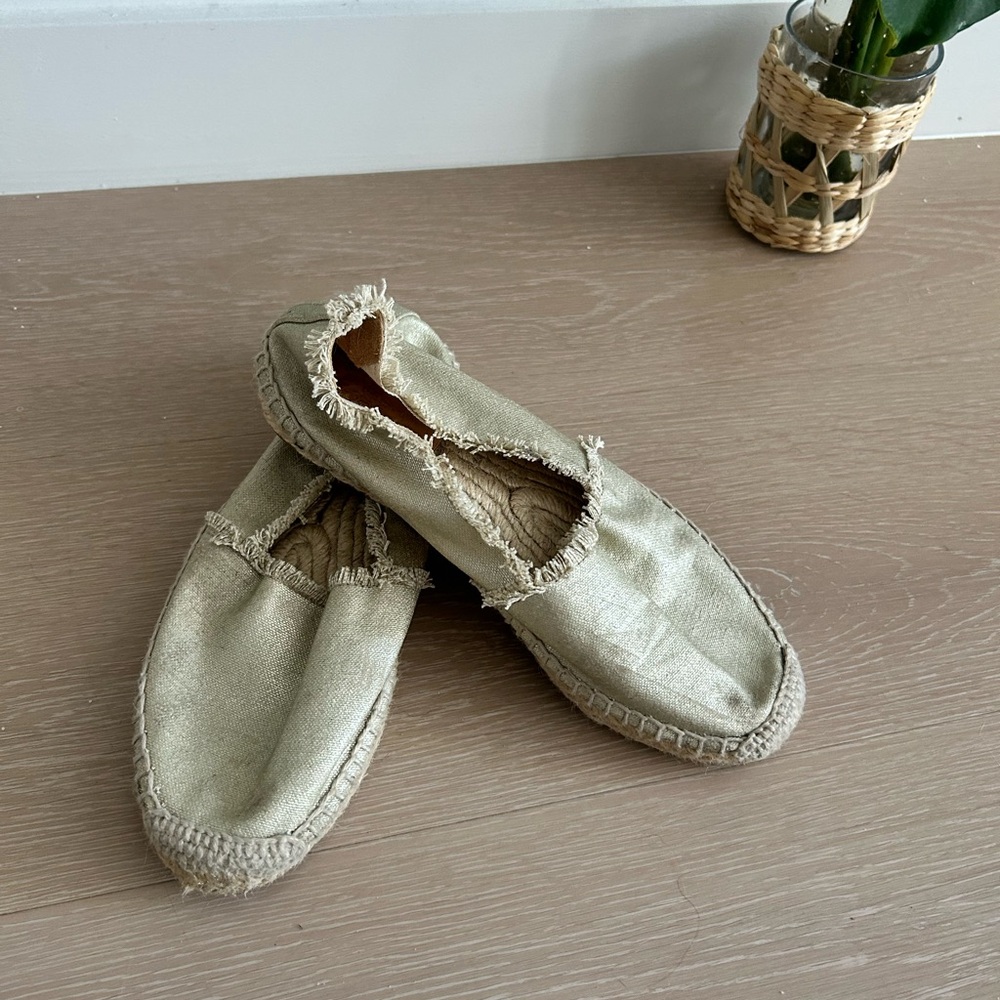 Castaner Kito Gold Espadrilles – Style and Comfort at an Amazing Price